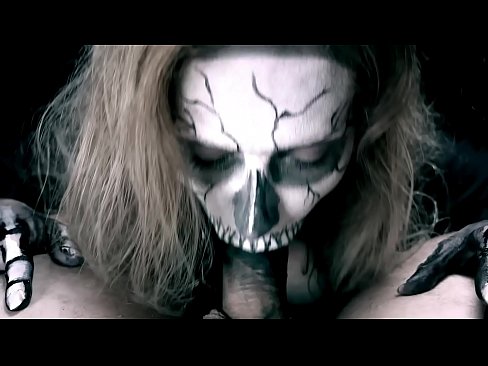 ❤️ Demona knabino suĉanta kokon per sia nigra buŝo kaj glutante kumon. ️❌ Seksofilmeto ĉe ni ❌