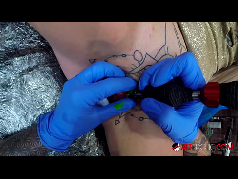 ❤️ Ekstreme tatuita varmulo Sully Savage ricevis tatuon sur sia klitoro ️❌ Seksofilmeto ĉe ni ❌