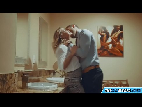 ❤️ Kiam belplena blondulo delogas vin en publika necesejo ️❌ Seksofilmeto ĉe ni ❌